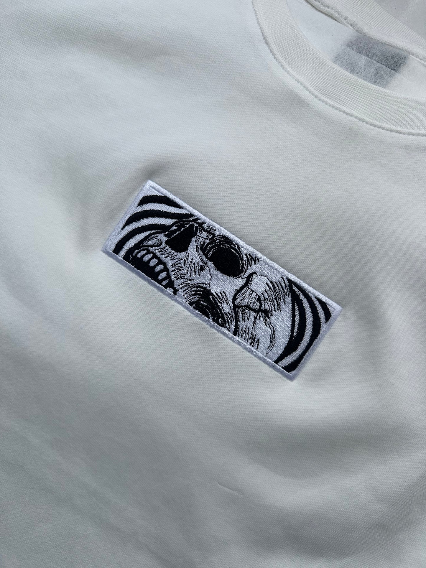 Küller Kadar Sessiz Nakışlı Tshirt